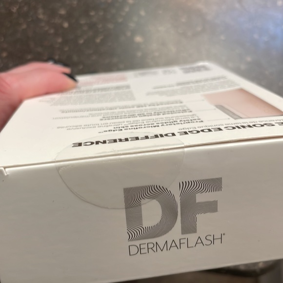 Dermaflash dermaplane peach fuzz removal tool. EUC - Picture 2 of 3